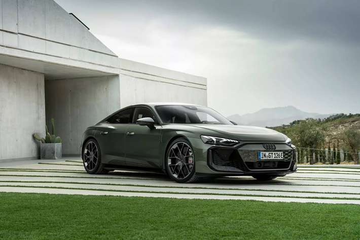 Mặc dù về mặt kỹ thuật Audi e-tron GT 2025 chạy điện chỉ là một bản nâng cấp giữa vòng đời, với những thay đổi không đến nỗi quá triệt để nhưng giá khởi điểm của mẫu xe thể thao thuần điện này đã tăng thêm khá nhiều so với trước.