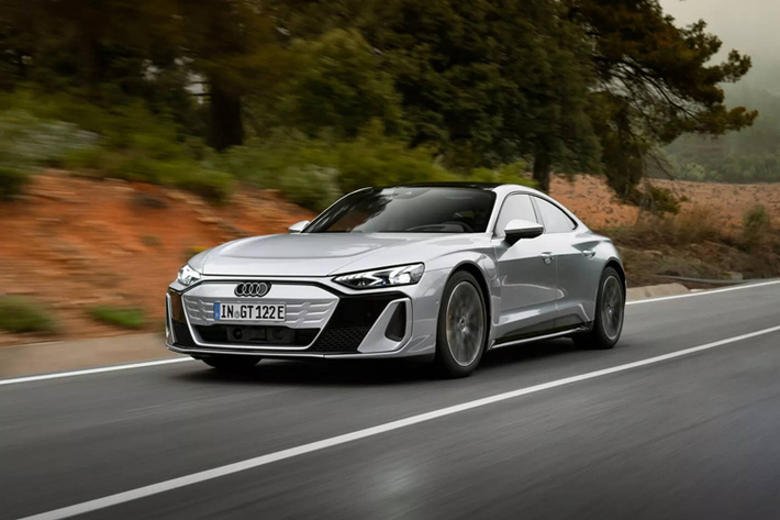Khoảng 5 tháng sau khi được Audi giới thiệu trong một sự kiện ra mắt xe trực tuyến, dòng Audi e-tron GT 2025 mới đã chính thức ra mắt và chuẩn bị mở bán chính thức tại thị trường Mỹ