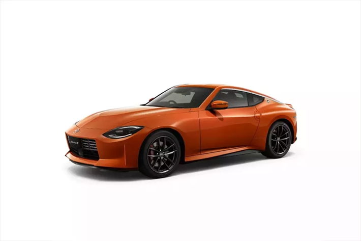 Về mặt cơ học, Nissan Fairlady Z 2025 vẫn giữ nguyên. Động cơ V6, dung tích 3.0 lít, tăng áp kép tiếp tục sản sinh công suất 400 mã lực ở phiên bản tiêu chuẩn, trong khi biến thể Nismo mạnh hơn một chút với công suất 414 mã lực.