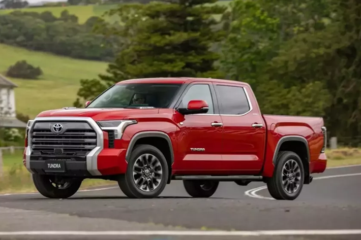Tình yêu của Úc với những chiếc xe bán tải lớn tiếp tục với sự ra mắt của Toyota Tundra 2025 mới. Nó gia nhập danh sách ngày càng dài các xe tải ra mắt tại Down Under trong những năm gần đây, bao gồm Ram 1500, Ford F-150 và Chevrolet Silverado.