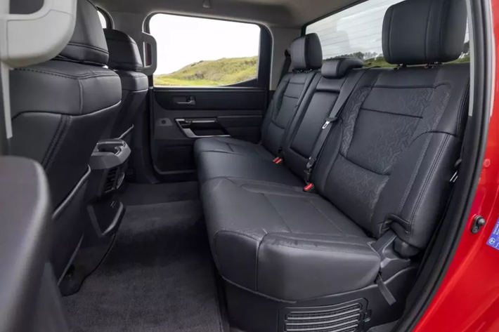 Về mặt hình ảnh, bán tải Toyota Tundra 2025 được bán tại Úc trông giống hệt với mẫu xe tại Hoa Kỳ và sẽ được cung cấp với các màu Glacier White, Frosted White, Graphite, Silver Storm, Eclipse Black, Feverish Red, Vintage Brown Pearl, Jungle Khaki và Saturn Blue.