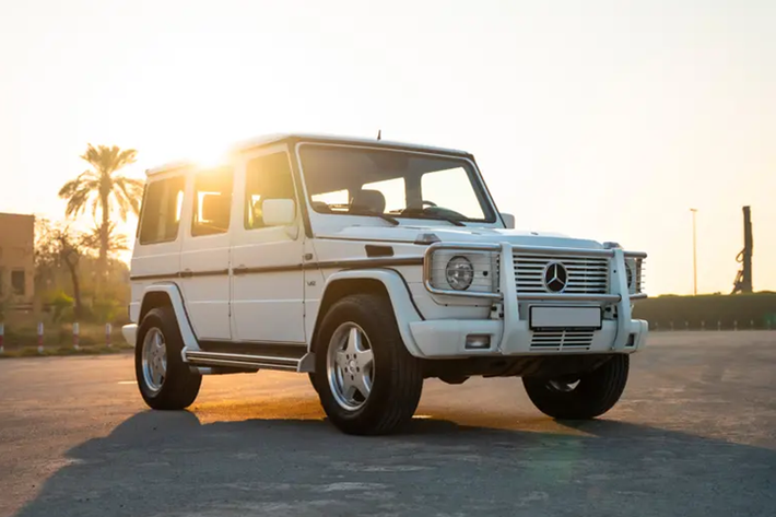 Mercedes-Benz G-Class có lịch sử sâu sắc và ý nghĩa với AMG và trong quá khứ từng có những mẫu xe độc đáo được tạo ra theo từng dịp hoặc thậm chí là theo yêu cầu của những vị khách VIP. Một trong số đó chính là Mercedes-AMG G63 V12 hàng hiếm.