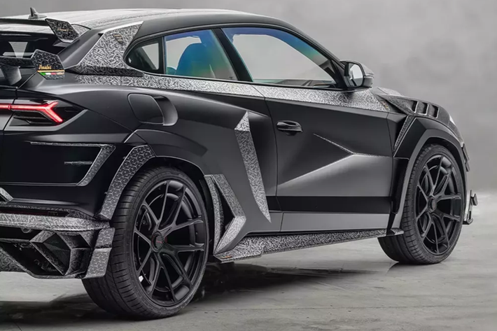 Hãng độ Mansory cũng đã lắp thêm ghế mới, đèn LED kiểu sao ở trần xe, thảm da chần và thảm sàn có lẽ đắt hơn cả những chiếc xe đầu tiên của hầu hết mọi người.