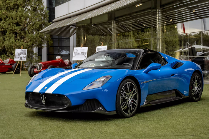 Vừa qua, tại trụ sở của hãng Maserati tại Viale Ciro Menotti thuộc Modena, Italia đã diễn ra một sự kiện vô cùng đặc biệt. Đó là lễ bàn giao mẫu xe MC20 Maserati per Maserati độc nhất vô nhị dành cho 2 anh em Alberto và Ettore Maserati.