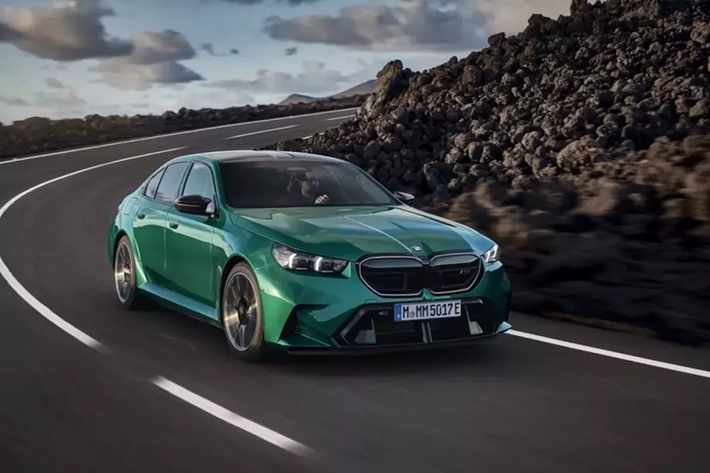 Sức mạnh này giúp xe tăng tốc từ 0-100km/h trong 3,5 giây, chậm hơn một chút so với M5 Competition thế hệ trước (3,3 giây). Cung cấp năng lượng cho hệ thống mô-tơ điện là cụm pin 18,6kWh đặt dưới sàn, cho phép xe di chuyển quãng đường tối đa 40 km ở chế độ lái thuần điện.