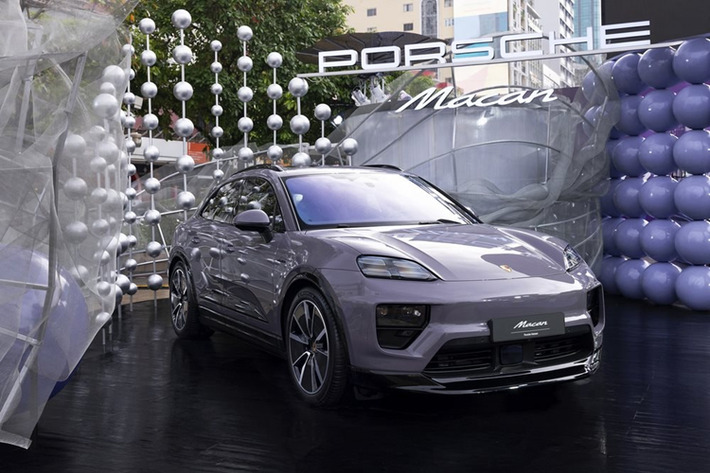 Ngay bên dưới là đèn chiếu sáng ban ngày giống với thiết kế trên Panamera thế hệ mới. Phía sau xe được trang bị dải đèn LED trải dài toàn bộ chiều rộng đuôi xe, đi cùng dòng chữ Porsche nằm giữa đèn hậu có hiệu ứng 3D.