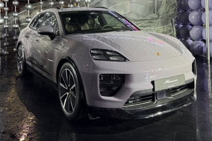Được gia tăng kích thước nên Macan EV có không gian nội thất rộng rãi hơn mang đến chỗ ngồi thoải mái hơn cho hành khách. Bên cạnh đó khoang hành lý cũng được tăng lên so với phiên bản động cơ đốt trong.