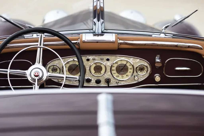 Thay vì có thân xe Cabriolet B bốn chỗ ngồi, bốn cửa sổ tiêu chuẩn, chiếc xe này hiện có thân xe Special Roadster bằng thép do nhà chế tạo Cass Nawrocki của Minnesota thiết kế.