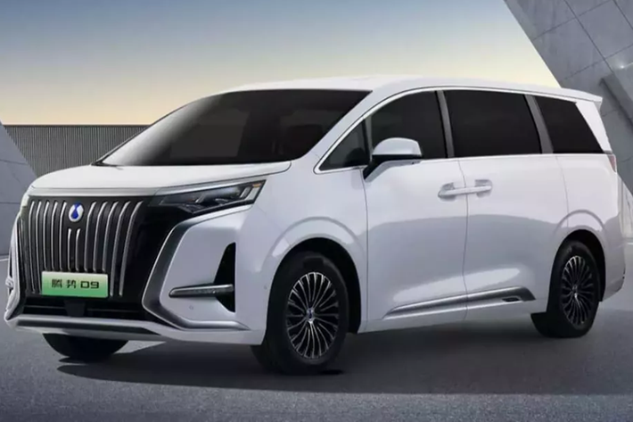 Ngày 26/12, Denza D9 2025 mới chính thức ra mắt, có 5 phiên bản PHEV và ba phiên bản EV, giá khởi điểm sẽ là từ 339.800 nhân dân tệ đến 469.800 nhân dân tệ (46.600 – 64.400 USD), tương đương 1,1 tỷ đồng cho đến 1,53 tỷ đồng.