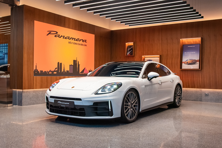 Cánh gió phía sau có thể đóng/mở chủ động hoặc nâng/hạ qua màn hình trung tâm xe. Bên trong cabin, Porsche Panamera 2025 được thiết kế theo hướng tối giản nhưng không kém phần hiện đại, sang trọng. Bệ trung tâm đã lược bỏ hầu hết các phím vật lý. Cần số cũng được chuyển lên vị trí bên phải vô-lăng giúp việc điều chuyển số dễ dàng thuận tiện hơn.