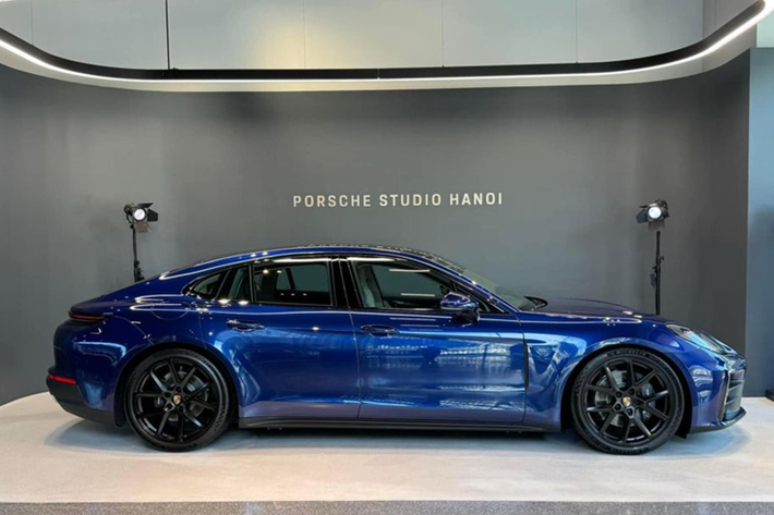 Theo đó, Porsche Panamera thế hệ thứ 3 sẽ được trang bị tiêu chuẩn đèn pha LED ma trận và khách hàng cũng có thể nâng cấp lên đèn chiếu sáng HD Matrix LED cao cấp hơn, với độ phân giải cao, có hơn 32.000 pixel cho mỗi đèn pha cho tầm chiếu sáng xa tới 600 mét. Tiếp đến là cản trước được làm vuông, mạnh mẽ hơn, đồng các hốc lấy gió cũng được làm lớn hơn.