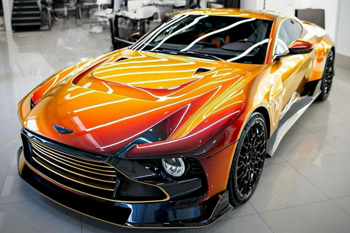 Aston Martin giới hạn110 xe Valour, chiếc xe sở hữu màu sơn siêu đắt đỏ này đang ở Vương quốc Anh. Màu sơn chuyển phối giữa cam và đỏ mận do Aston Martin thực hiện có mức giá lên đến 110,000 bảng Anh tương đương 144,000 USD (khoảng 3,595 tỷ đồng).