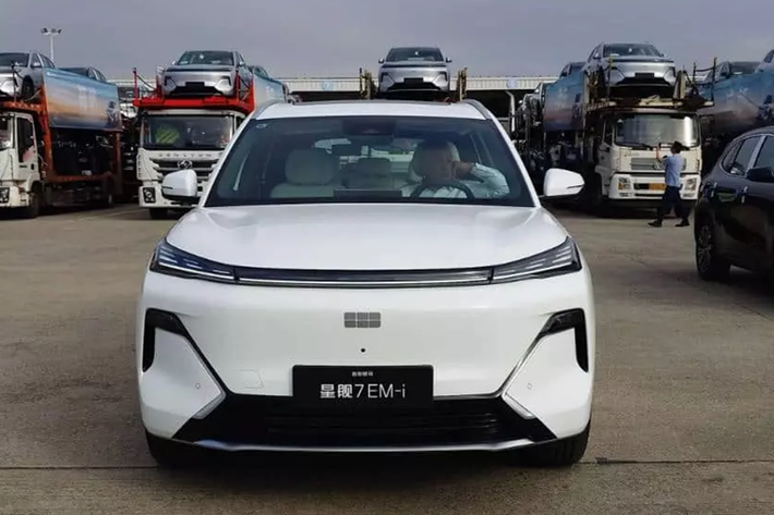 Mẫu xe SUV Geely Galaxy Starship 7 có thể thấy rõ ngay từ cái nhìn đầu tiên với thiết kế mặt trước khép kín. Dải đèn LED chạy ngang, kết hợp với đèn pha chia đôi. Phía sau tròn và đầy đặn, sử dụng đèn hậu dạng xuyên suốt. Hệ số cản chính thức của xe là 0,288Cd.