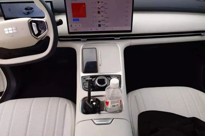 Geely Galaxy Starship 7 PHEV 2025 mới có vô lăng đáy phẳng, W-HUD 13,8 inch, bảng điều khiển LCD đầy đủ 10,2 inch và màn hình điều khiển trung tâm 14,6 inch. Ghế SPA marshmallow hỗ trợ massage 14 điểm cho eo, lưng, hông và chân cũng như sưởi ấm và thông gió.