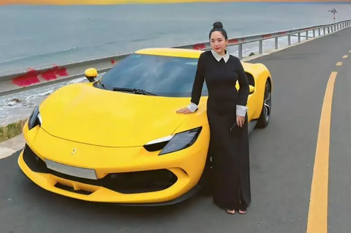 Và đến nay, chiếc siêu xe Ferrari 296 GTB đã có chủ nhân mới thứ 3, 1 cặp vợ chồng làm việc trong lĩnh vực thẩm mỹ. Như vậy chiếc siêu xe Ferrari 296 GTB này ở lần rao bán thứ 2 sau khi bị doanh nhân Đồng Tháp thanh lý chưa đầy 1 tuần sở hữu, đã nhanh chóng tìm thấy người mua mới với mức giá chỉ 19,5 tỷ đồng.
