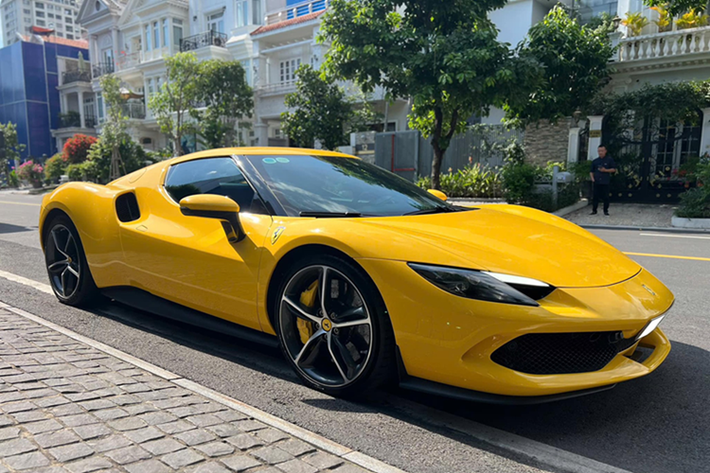 Siêu xe Ferrari 296 GTB vẫn sở hữu tính năng eManettino với các chế độ chạy eDrive, Hybrid, Performance và Qualify cùng với đó là các tính năng Manettino quen thuộc như tiêu chuẩn, thể thao, đua, CT off và cuối cùng là ESC off.