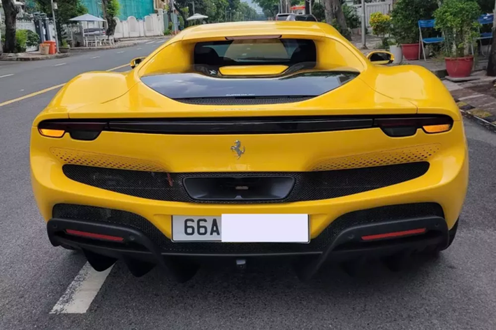 Siêu xe Ferrari 296 GTB có thể tăng tốc từ vị trí xuất phát lên 100 km/h chỉ trong thời gian 2,9 giây trước khi đạt vận tốc tối đa 330 km/h. Dòng xe plug-in hybrid có thể di chuyển với quãng đường tối đa 25 km và vận tốc tối đa là 135 km/h chỉ với động cơ điện.