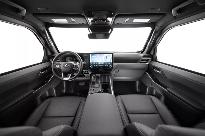 Một vách ngăn chống đạn cũng đã được thêm vào phía sau chiếc SUV và một lớp vỏ bọc thép giúp giữ cho bình nhiên liệu an toàn trước các vụ nổ.