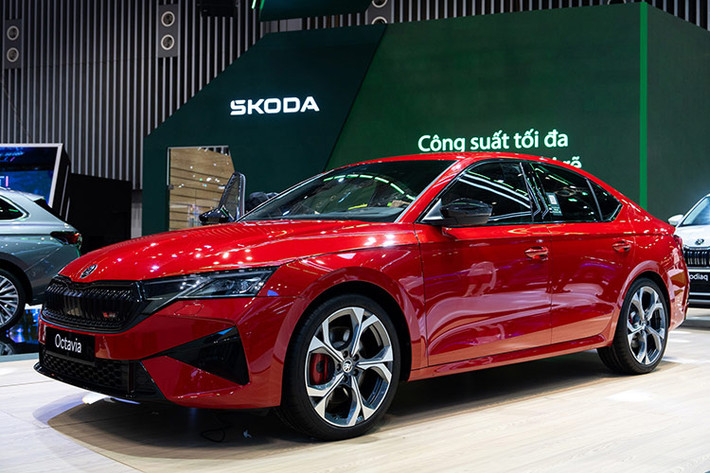 Mức giá xe Skoda Octavia 2025 hiện chưa công bố tại Việt Nam. Hiện mẫu xe sedan cỡ C này vẫn đang là chủ lực của thương hiệu chủ quản khi chiếm 40% doanh số. Xe được kỳ vọng sẽ về Việt Nam trong năm 2025.