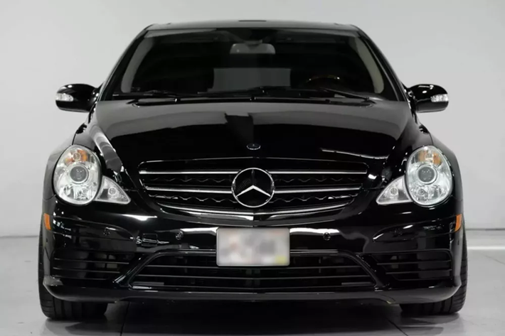 Chiếc Mercedes -Benz R63 AMG hàng hiếm này là một con "thú dữ gầm gừ" được bọc trong thân xe minivan, điều này rất hiếm gặp, nếu bạn tò mò thì vẻ ngoài khiêm tốn, chở khách của nó là động cơ V8, dung tích 6,2 lít ầm ầm có khả năng sản sinh công suất 503 mã lực và mô-men xoắn 465 lb-ft.