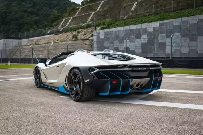 Chiếc Centenario Roadster nguyên sơ này được bán mới tại Nhật Bản và được lưu giữ tại một bộ sưu tập tư nhân ở Tokyo kể từ đó. Chiếc xe chỉ mới chạy được 163 km và trông vẫn còn nguyên sơ. Xe sẽ đấu giá vào cuối tuần này và có thể bán với giá từ 1,7 đến 2,3 triệu đô la.