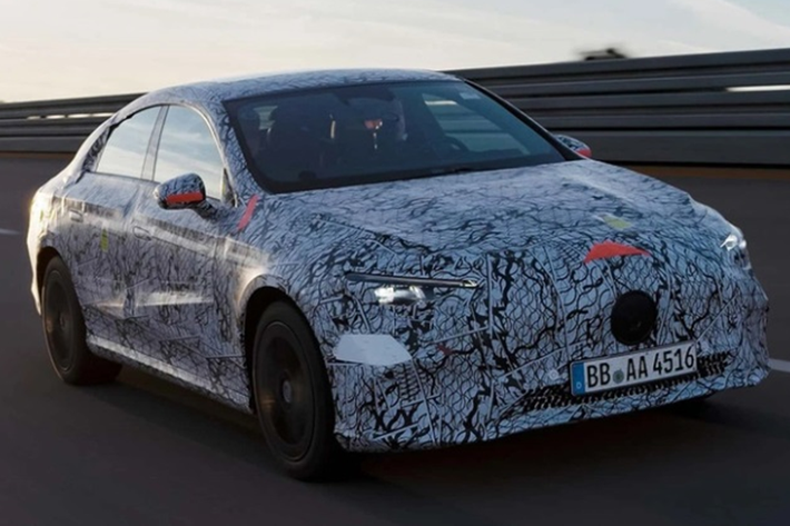 Theo đó, Mercedes-Benz đã đưa hai nguyên mẫu CLA EV vào thử nghiệm trên đường đua tốc độ cao Nardo nổi tiếng ở miền nam nước Ý để kiểm chứng về phạm vi di chuyển cũng như hiệu suất năng lượng của xe có đúng như công bố hay không.