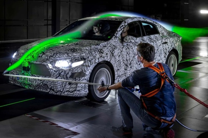 Tốc độ trung bình Mercedes-Benz CLA EV điện mới đạt được là 155 km/h (đã bao gồm thời gian dừng sạc). Tốc độ tối đa trong quá trình này là 209 km/h. Chiếc xe tham gia thử nghiệm này được cho là gần nhất với phiên bản thương mại sắp ra mắt.