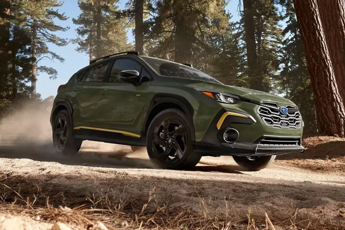 Điểm nhấn của Subaru Crosstrek 2025 dành cho thị trường Mỹ nằm ở động cơ xăng Boxer 4 xi-lanh, dung tích 2.5L mới, thay cho loại 2.0L cũ ở phiên bản Premium. Trước đó, động cơ này chỉ dành cho 3 bản Sport, Limited và Wilderness của dòng SUV cỡ B này. Động cơ mới này tạo ra công suất tối đa 182 mã lực và mô-men xoắn cực đại 241 Nm.