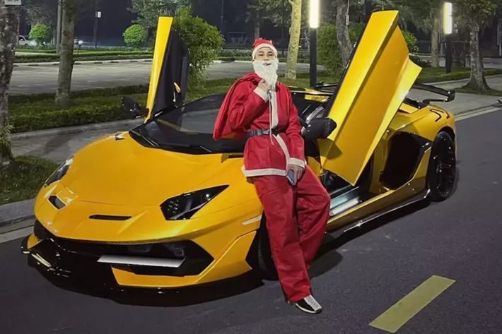 Dịp lễ giáng sinh cũng là lúc các em nhỏ mong chờ ông già Noel đến phát quà, hiểu được điều này mà phong trào đóng giả ông già Noel đã diễn ra ở khắp nơi trên thế giới, và nhiều người còn biến tấu ra các "xe tuần lộc" bằng siêu xe Lamborghini Aventador đắt tiền, trong đó, có Anh Lượng, 1 chủ showroom xe sang khá nổi tiếng tại Việt Nam.