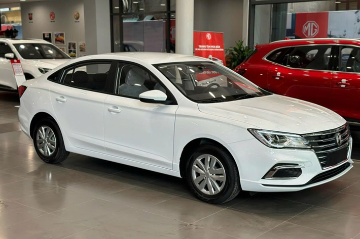 Cụ thể, khách hàng mua MG5 bản MT đang được ưu đãi lên đến 100 triệu đồng. Giá xe sau ưu đãi chỉ còn 295 triệu đồng. Những xe được ưu đãi có số VIN 2023 và hiện chiếc xe cuối cùng đã tìm được chủ nhân.