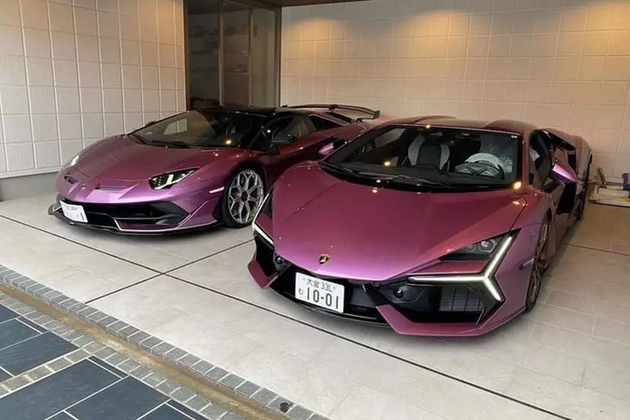 Đây là siêu xe thương mại đầu tiên của hãng Lamborghini có công suất tối đa vượt ngưỡng 1.000 mã lực. Những thông số ấn tượng trên đã giúp cho siêu xe Lamborghini Revuelto LB744 có thể tăng tốc từ vị trí xuất phát lên 100 km/h trong thời gian 2,5 giây, từ 0-200 km/h trong thời gian dưới 7 giây và đạt vận tốc tối đa 350 km/h.