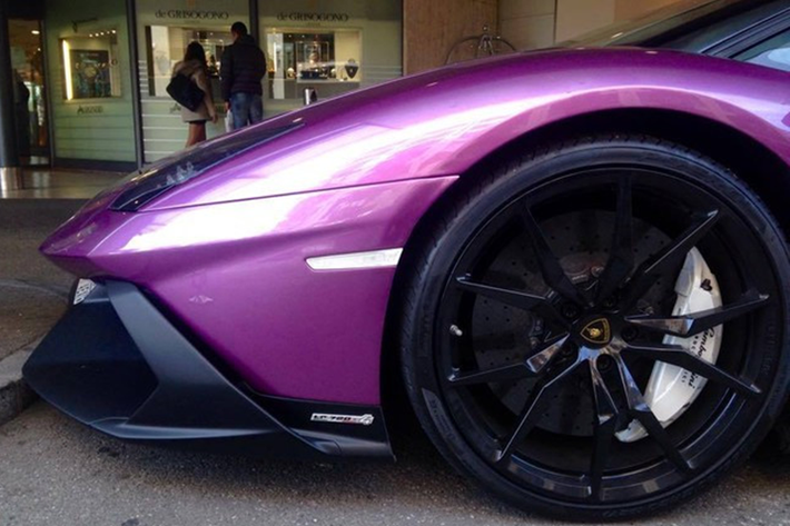 Những trang bị ấn tượng này cho phép Lamborghini Aventador SVJ Roadster tăng tốc từ vị trí đứng yên lên 100 km/h chỉ trong thời gian 2,9 giây, chậm hơn 0,1 giây so với bản Coupe và 0-200 km/h trong 8,8 giây. Vận tốc tối đa của siêu xe mui trần Lamborghini Aventador SVJ Roadster sẽ là 350 km/h.