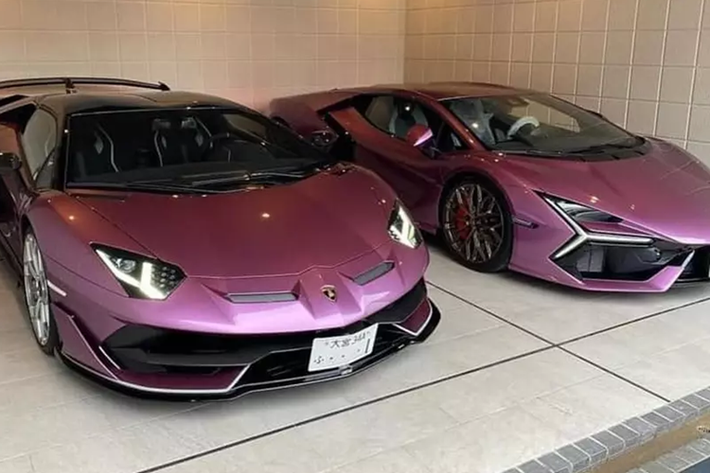 Trong garage của mình anh có vài chiếc siêu xe của Lamborghini, nhưng nổi bật trên hết vẫn là 1 cặp xe đồng màu. Cụ thể, chiếc siêu xe mui trần Lamborghini Aventador SVJ Roadster và Revuelto của đại gia Nhật Bản có màn sơn trùng nhau, 1 sự chơi xe rất đẳng cấp.