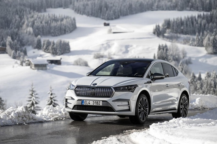 Skoda Enyaq IV 2024 chạy điện sở hữu kích thước dài x rộng x cao lần lượt là 4.648 x 1.877 x 1.618 mm, chiều dài cơ sở 2.765 mm. Kích thước này có phần nhỏ nhắn hơn so đối thủ VinFast VF 8.
