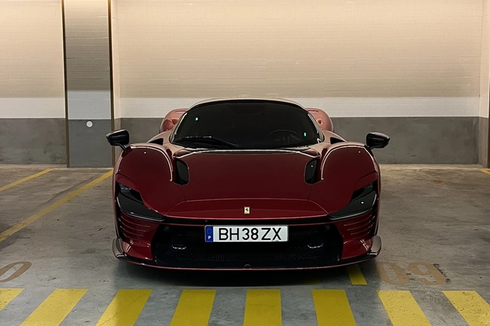 Phần đuôi xe Ferrari Daytona SP3 gây ấn tượng với thiết kế gần giống một chiếc xe concept dải đèn LED nằm ngang tích hợp đèn hậu, cánh gió có thể đóng mở theo tốc độ và phía dưới có các bộ khuếch tán gió làm bằng sợi carbon. 2 ống xả hình thang được đặt trên cao đủ sức hấp dẫn sẽ mang tới âm thanh dữ đội của động cơ V12.