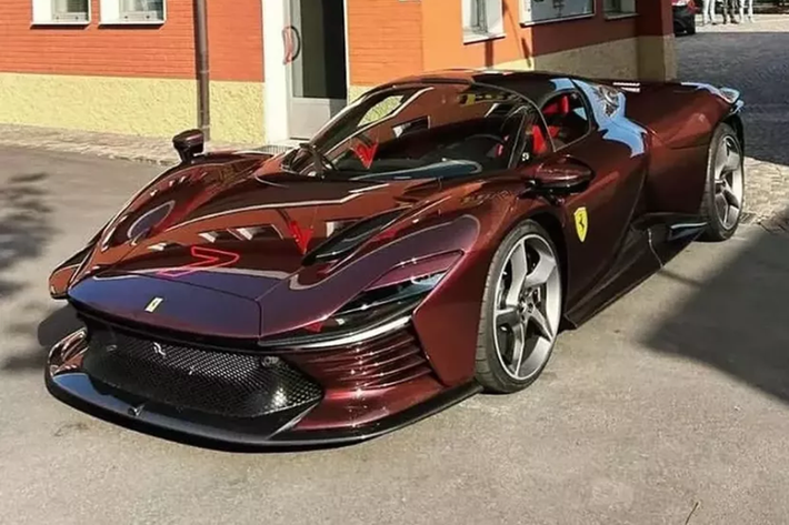 Ferrari Daytona SP3 đặc biệt này là mẫu xe thứ 2 trong dải sản phẩm Icona biểu tượng của Ferrari, chỉ sau Monza và đương nhiên, hãng siêu xe Ý sẽ ưu tiên cho khách hàng mua xe Ferrari Monza SP có thể sở hữu chiếc xe Daytona SP3, với danh sách khoảng 499 người, 100 người còn lại sẽ rất may mắn được Ferrari mời mua, chính điều này, đã khiến Ferrari Daytona SP3 trở thành chiếc siêu xe có tiền chưa chắc đã mua được, nếu bạn không lọt vào mắt xanh của hãng xe Ý.