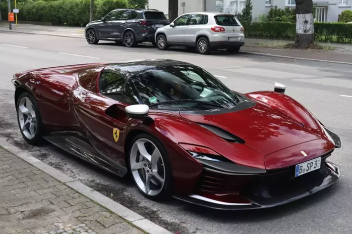 Các khách hàng sở hữu dòng siêu xe Ferrari Daytona SP3 đều muốn chiếc xe của mình trở nên độc nhất, và cách để làm được điều đó không gì khác ngoài tùy chọn cho xe, từ màu sơn, nội thất đến ý tưởng đưa tên của mình lên xe. Chủ nhân của chiếc xe Ferrari Daytona SP3 trong bài viết này cũng không ngoại lệ