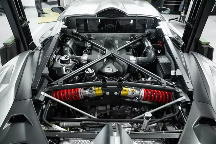 Dù đã được giảm 300.000 đô la nhưng nó chẳng ăn thua gì giá khởi điểm của xe Lamborghini Veneno Coupe chỉ 4 triệu đô la, tức xe hiện tăng giá hơn 3 lần, 1 khoản đầu tư siêu lợi nhuận thật sự. Chiếc xe này chỉ mới chạy có 127 miles, khoảng 204 km.