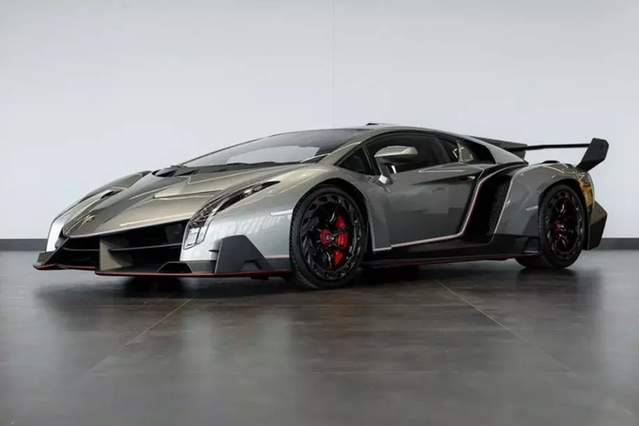 Siêu xe Lamborghini Veneno đang là mẫu siêu xe nhận được nhiều sự quan tâm nhất của giới mê xe tại Việt Nam cũng như Asean, lý do đã xuất hiện 1 xe Veneno trong showroom xe của người Việt tại đất nước Campuchia, vào đầu năm nay.