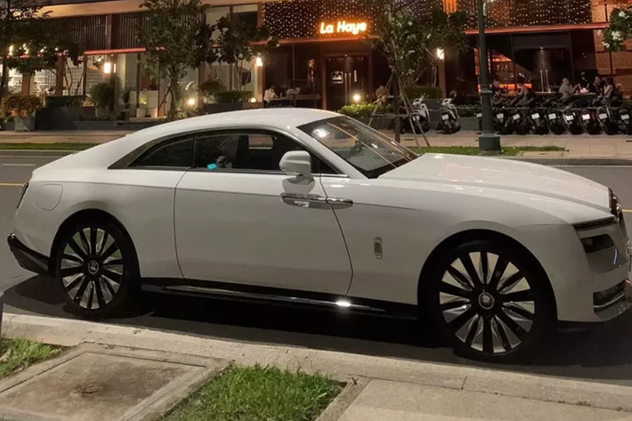 Xe điện đầu tiên của Rolls-Royce có thời gian tăng tốc từ vị trí xuất phát lên 100km/h chỉ trong 4,4 giây trước khi đạt tốc độ tối đa giới hạn là 250 km/h. Rolls-Royce Spectre chạy được 515 km theo chu trình thử nghiệm của EPA tại Mỹ, tức có thể phượt từ Hà Nội đi Quảng Bình chỉ sau 1 lần sạc đầy pin.