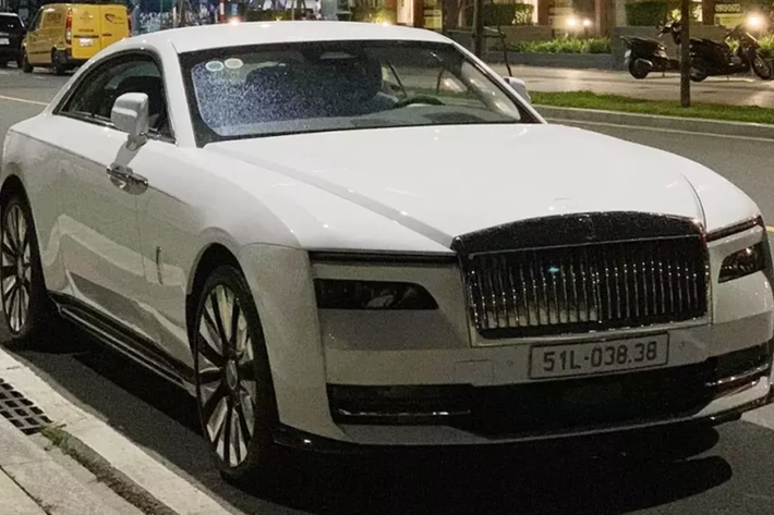 Rolls-Royce Spectre điện siêu sang rất thú vị, vì không phải là xe EV đầu tiên của Rolls-Royce, hãng xe nổi tiếng sử dụng các động cơ xăng dung tích lớn, mà còn là sản phẩm xe điện đầu tiên trong phân khúc xe siêu sang, giúp cho các khách hàng có nhiều cơ hội trải nghiệm mới lạ.