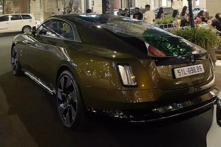 Khác với những chiếc xe Rolls-Royce khác "uống xăng như nước lã", mẫu xe Spectre lại không tốn 1 giọt xăng nào vì đây là xe thuần điện, sạc 1 lần có thể chạy được 515 km. Cụ thể, xe sở hữu động cơ điện, sản sinh ra công suất tối đa lên đến 577 mã lực và mô-men xoắn 900 Nm.