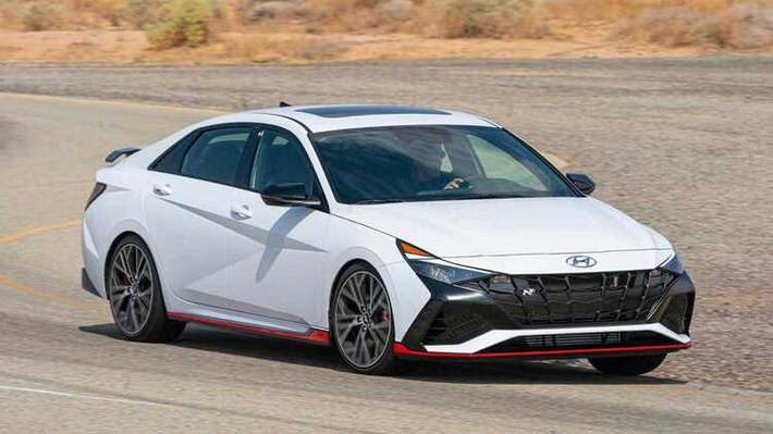 Đây là đợt thu hồi lớn nhất của Hyundai trong năm nay. Đây là đợt thu hồi lớn nhất của Hyundai trong năm nay. Quay trở lại tháng 2, đã có 186.588 xe Elantra 2015 và 2016 đã được triệu hồi vì chốt mở cốp khẩn cấp có thể bị hỏng. Gần đây hơn, Hyundai đã thu hồi 145.235 xe điện, bao gồm Ioniq 5, Ioniq 6, Genesis GV60 và các phiên bản Electrified cho GV70 và G80 do sự cố với Bộ điều khiển sạc tích hợp có thể dẫn đến mất công suất truyền động đột ngột.