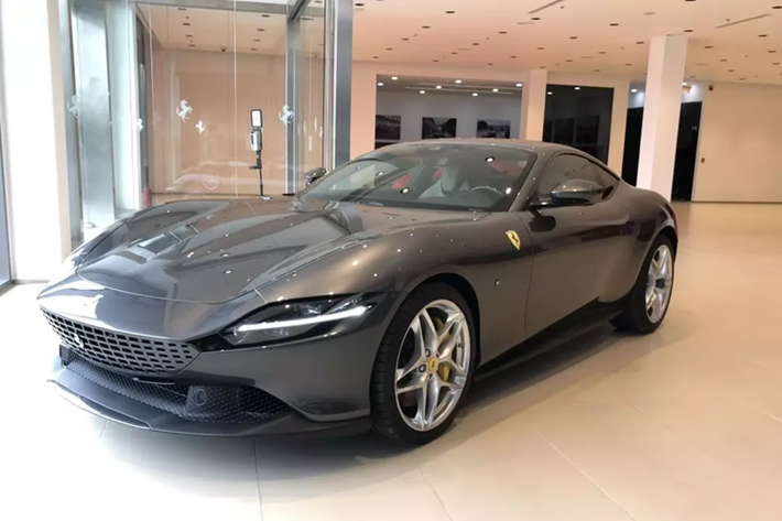 Để xứng tầm cho chiếc xe Ferrari Roma mới cứng, chủ xe đã không ngần ngại chi ra gần 200 triệu đồng để sở hữu biển số 47A-834.56, đây là biển sảnh, và khi ghép các con số của biển này lại với nhau, cho ra 1 dãy số biển sảnh đẹp là 345678.