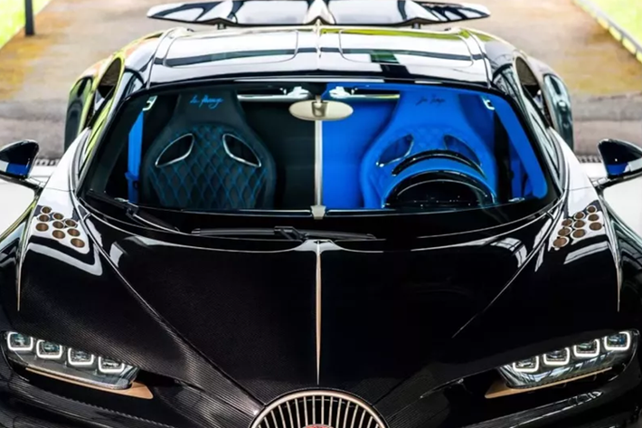 Nội thất của xe được phối màu chưa có xe Chiron nào sở hữu, khi phía tài xế có màu xanh French Racing Blue đại diện cho hiện đại, và phía hành khách là màu đen Beluga Black tượng trưng cho thời gian của đại tây dương.