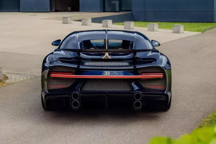 Được gọi bằng cái tên "Le Passage du Temps", đây là chiếc xe Bugatti Chiron Super Sport hàng thửa theo yêu cầu của 1 đại gia ở Thái Lan, xe có giá chưa thuế 5,25 triệu USD (tương đương 125 tỷ đồng), cao hơn 1,35 triệu đô la so với giá khởi điểm.