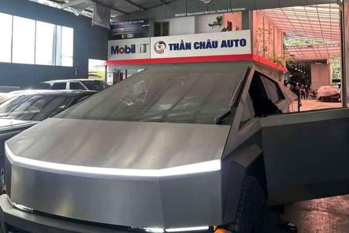 Trên mạng xã hội mới đây bất ngờ lan truyền hình ảnh của một chiếc Tesla Cybertruck đầu tiên về Việt Nam khiến cộng đồng mạng được một phen xôn xao. Theo đó, xe thuộc phiên bản cao cấp nhất Cyberbeast. Hiện chưa rõ mức giá xe Tesla Cybertruck tại Việt Nam bao nhiêu, nhưng theo giới thạo tin sẽ không dưới 10 tỷ đồng.