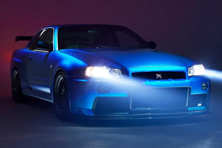 Nissan R34 Skyline GT-R huyền thoại còn được nhiều người biết đến hơn thông qua loạt phim Fast & Furious. Đối với những người chơi xe, việc độ một chiếc R34 Skyline GT-R luôn là một điều thú vị, tuy nhiên vẫn có một số hãng độ đã cung cấp tùy chọn “độ sẵn” dành cho những chiếc xe này để người dùng chỉ cần sử dụng.
