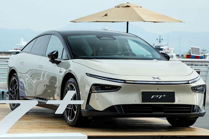 Mới đây, nhà sản xuất xe điện Xpeng đã giới thiệu mẫu sedan P7+ tại một sự kiện ở Thâm Quyến, Trung Quốc và cho biết mẫu xe này là xe AI (trí tuệ nhân tạo) đầu tiên trên thế giới. Xpeng P7+ BEV 2025 mới ứng dụng công nghệ AI vào nhiều tính năng, như ADAS, lái xe thông minh, hiệu suất, kiểm soát năng lượng và kiểm soát nhiệt độ.
