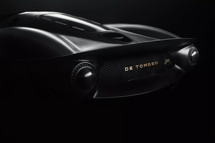 Nội thất của De Tomaso P72 đặc biệt được lấy cảm hứng từ thế giới đồ trang sức, từ đây đem đến loạt chi tiết được hoàn thiện một cách tỉ mỉ nhất. Nằm ở trung tâm của P72 là động cơ V8 tăng áp 5.0 lít sản sinh công suất 750 mã lực và mô-men xoắn 900 Nm. Công suất được truyền qua bánh sau, đem đến cảm giác lái khác biệt.